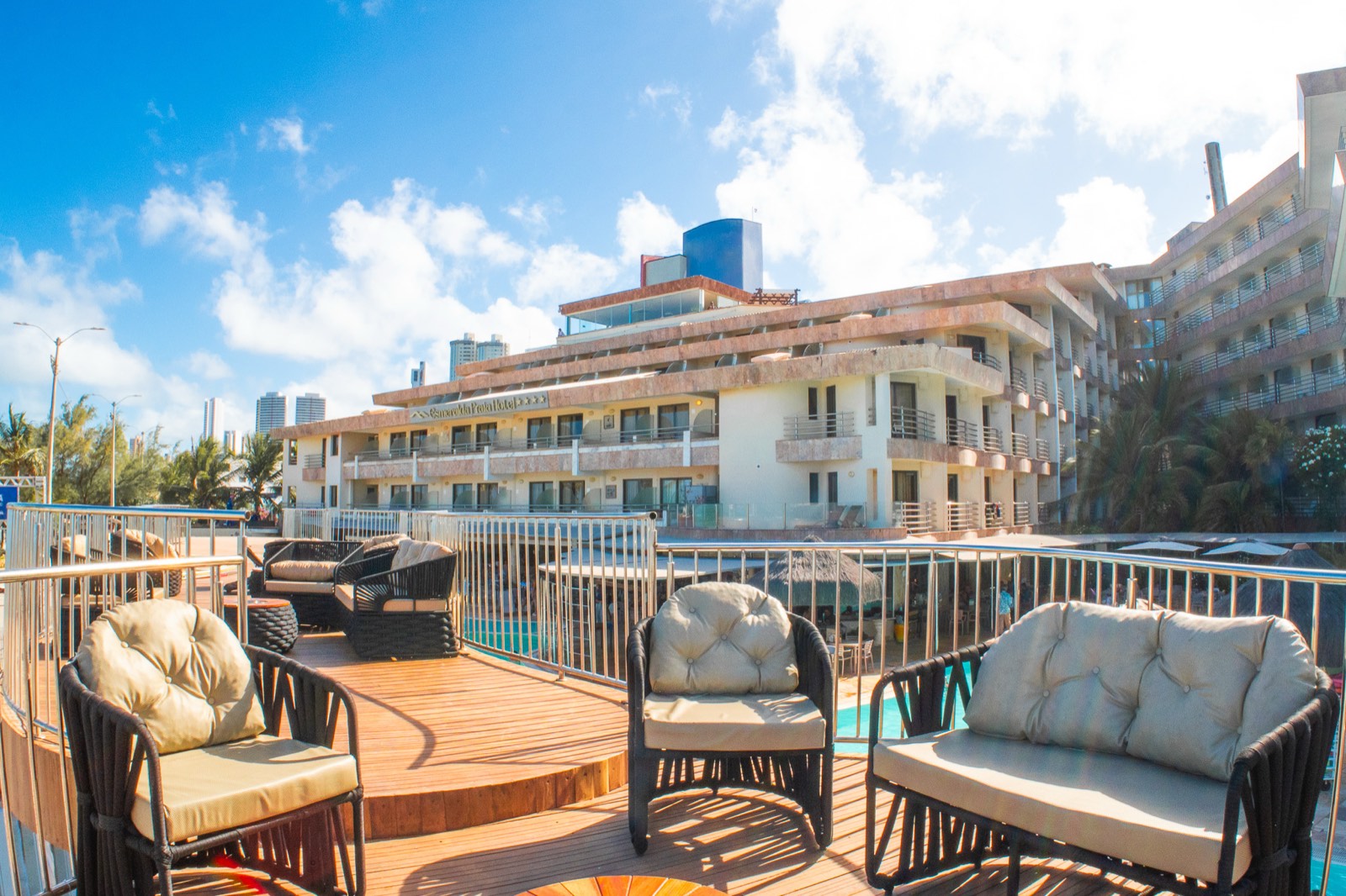 Deck e piscina do Esmeralda Praia Hotel